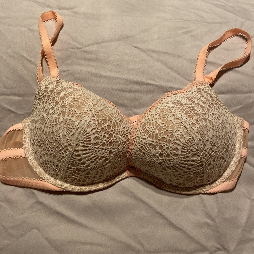 VS Lace Bra Victoria’s Secret Pink 36C Light pink/peach
